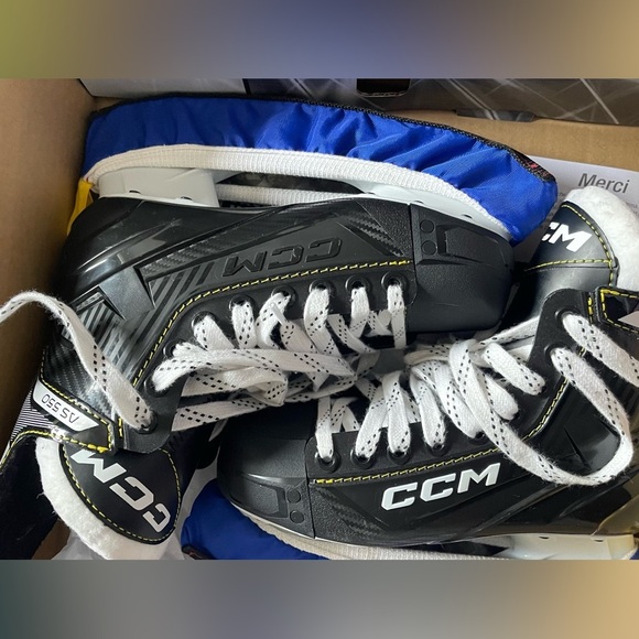 CCM Womens Hockey Skates- US Size 6 (fits 9inch foot length) - Picture 2 of 6